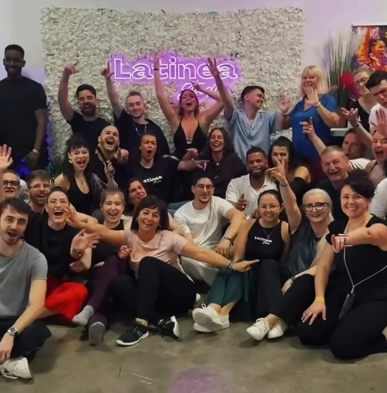 Les élèves de l'école de danse Latinea réunis au studio de Troyes